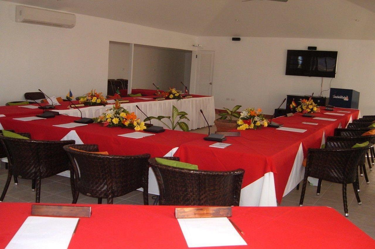 Trade Winds Hotel Dickenson Bay Bagian luar foto