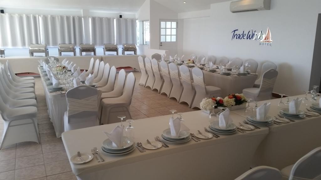 Trade Winds Hotel Dickenson Bay Bagian luar foto