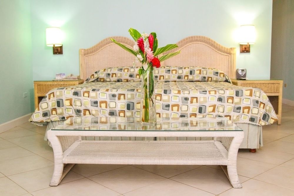 Trade Winds Hotel Dickenson Bay Bagian luar foto