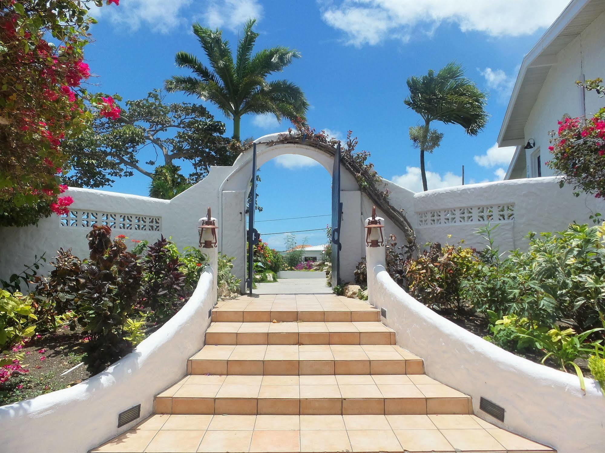 Trade Winds Hotel Dickenson Bay Bagian luar foto